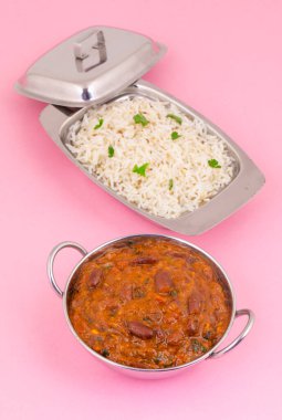 Rajma Chawal ya da Rajma Jeera Chawal (Rice), Baharatlı Kırmızı Böbrek Fasulyesi 'nden oluşan geleneksel bir Kuzey Hint yemeğidir. Jeera Rice 'la servis edilmiş.