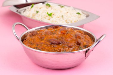 Rajma Chawal ya da Rajma Jeera Chawal (Rice), Baharatlı Kırmızı Böbrek Fasulyesi 'nden oluşan geleneksel bir Kuzey Hint yemeğidir. Jeera Rice 'la servis edilmiş.