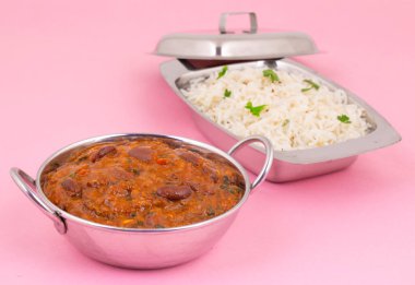 Rajma Chawal ya da Rajma Jeera Chawal (Rice), Baharatlı Kırmızı Böbrek Fasulyesi 'nden oluşan geleneksel bir Kuzey Hint yemeğidir. Jeera Rice 'la servis edilmiş.