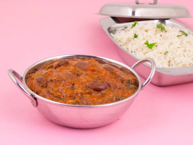 Rajma Chawal ya da Rajma Jeera Chawal (Rice), Baharatlı Kırmızı Böbrek Fasulyesi 'nden oluşan geleneksel bir Kuzey Hint yemeğidir. Jeera Rice 'la servis edilmiş.