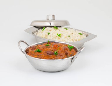 Rajma Chawal ya da Rajma Jeera Chawal (Rice), Baharatlı Kırmızı Böbrek Fasulyesi 'nden oluşan geleneksel bir Kuzey Hint yemeğidir. Jeera Rice 'la servis edilmiş.