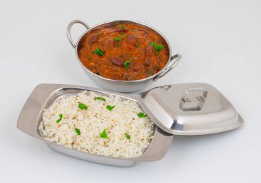 Rajma Chawal ya da Rajma Jeera Chawal (Rice), Baharatlı Kırmızı Böbrek Fasulyesi 'nden oluşan geleneksel bir Kuzey Hint yemeğidir. Jeera Rice 'la servis edilmiş.