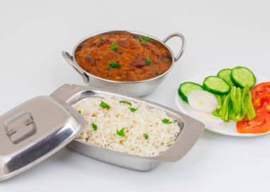 Rajma Chawal ya da Rajma Jeera Chawal (Rice), Baharatlı Kırmızı Böbrek Fasulyesi 'nden oluşan geleneksel bir Kuzey Hint yemeğidir. Jeera Rice & Yeşil Salata ile servis edilir