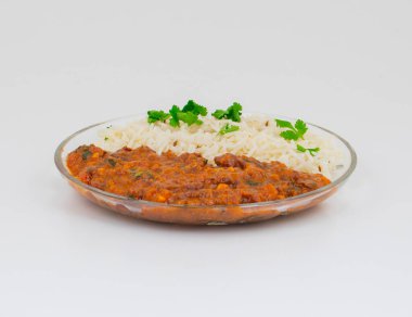 Rajma Chawal ya da Rajma Jeera Chawal (Rice), Baharatlı Kırmızı Böbrek Fasulyesi 'nden oluşan geleneksel bir Kuzey Hint yemeğidir. Jeera Rice 'la servis edilmiş.
