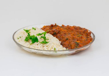Rajma Chawal ya da Rajma Jeera Chawal (Rice), Baharatlı Kırmızı Böbrek Fasulyesi 'nden oluşan geleneksel bir Kuzey Hint yemeğidir. Jeera Rice 'la servis edilmiş.