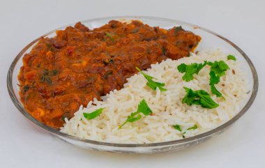 Rajma Chawal ya da Rajma Jeera Chawal (Rice), Baharatlı Kırmızı Böbrek Fasulyesi 'nden oluşan geleneksel bir Kuzey Hint yemeğidir. Jeera Rice 'la servis edilmiş.