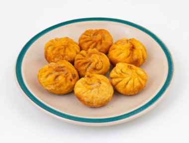 Kızarmış Momos, Nepal 'den geleneksel bir hamur yemeğidir. Schezwan Sosu ve Krema ile servis edilir.