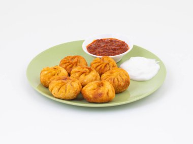 Kızarmış Momos, Nepal 'den geleneksel bir hamur yemeğidir. Schezwan Sosu ve Krema ile servis edilir.
