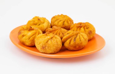 Kızarmış Momos, Nepal 'den geleneksel bir hamur yemeğidir. Schezwan Sosu ve Krema ile servis edilir.