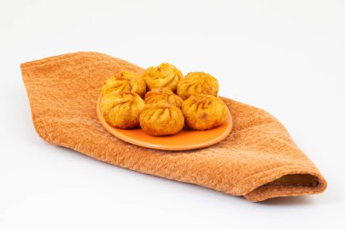 Kızarmış Momos, Nepal 'den geleneksel bir hamur yemeğidir. Schezwan Sosu ve Krema ile servis edilir.