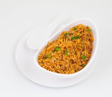 Vejetaryen Kızarmış Pirinç veya Pulav, bir tavada veya tavada kızartılmış ve genellikle diğer malzemelerle karıştırılmış bir tabak pilav.