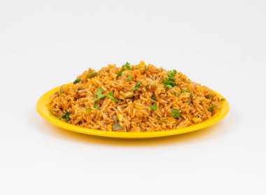 Vejetaryen Kızarmış Pirinç veya Pulav, bir tavada veya tavada kızartılmış ve genellikle diğer malzemelerle karıştırılmış bir tabak pilav.