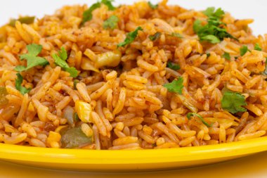 Vejetaryen Kızarmış Pirinç veya Pulav, bir tavada veya tavada kızartılmış ve genellikle diğer malzemelerle karıştırılmış bir tabak pilav.