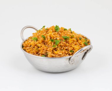 Vejetaryen Kızarmış Pirinç veya Pulav, bir tavada veya tavada kızartılmış ve genellikle diğer malzemelerle karıştırılmış bir tabak pilav.