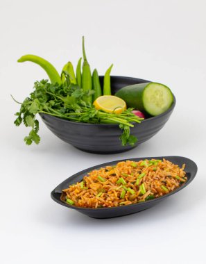 Vejetaryen Kızarmış Pirinç veya Pulav, bir tavada veya tavada kızartılmış ve genellikle diğer malzemelerle karıştırılmış bir tabak pilav.