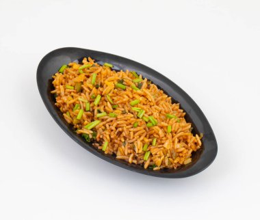 Vejetaryen Kızarmış Pirinç veya Pulav, bir tavada veya tavada kızartılmış ve genellikle diğer malzemelerle karıştırılmış bir tabak pilav.