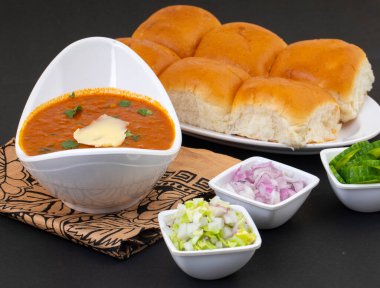 Pav Bhaji bir Hint Geleneksel Popüler Sokak Fast Food 'udur. Kalın ve baharatlı baharatlı köri yanında yumuşak ekmek rulosu ve tereyağlı çörek.