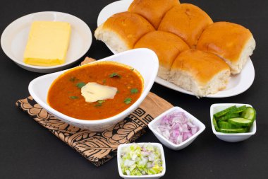 Pav Bhaji bir Hint Geleneksel Popüler Sokak Fast Food 'udur. Kalın ve baharatlı baharatlı köri yanında yumuşak ekmek rulosu ve tereyağlı çörek.