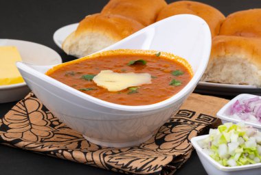 Pav Bhaji bir Hint Geleneksel Popüler Sokak Fast Food 'udur. Kalın ve baharatlı baharatlı köri yanında yumuşak ekmek rulosu ve tereyağlı çörek.