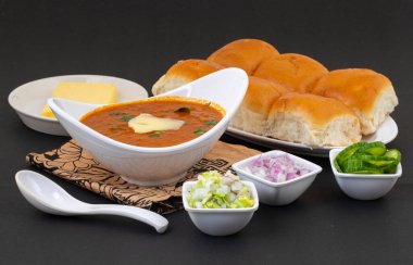 Pav Bhaji bir Hint Geleneksel Popüler Sokak Fast Food 'udur. Kalın ve baharatlı baharatlı köri yanında yumuşak ekmek rulosu ve tereyağlı çörek.