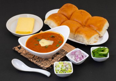 Pav Bhaji bir Hint Geleneksel Popüler Sokak Fast Food 'udur. Kalın ve baharatlı baharatlı köri yanında yumuşak ekmek rulosu ve tereyağlı çörek.