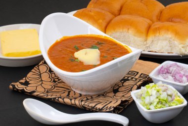 Pav Bhaji bir Hint Geleneksel Popüler Sokak Fast Food 'udur. Kalın ve baharatlı baharatlı köri yanında yumuşak ekmek rulosu ve tereyağlı çörek.