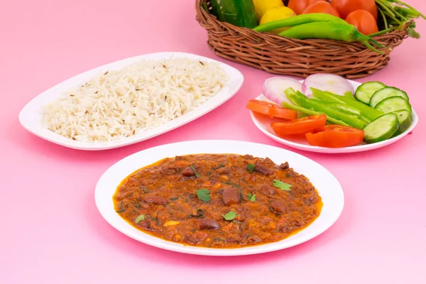Rajma Chawal ya da Rajma Jeera Chawal (Rice), Baharatlı Kırmızı Böbrek Fasulyesi 'nden oluşan geleneksel bir Kuzey Hint yemeğidir. Jeera Rice & Yeşil Salata ile servis edilir