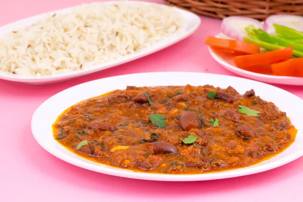 Rajma Chawal ya da Rajma Jeera Chawal (Rice), Baharatlı Kırmızı Böbrek Fasulyesi 'nden oluşan geleneksel bir Kuzey Hint yemeğidir. Jeera Rice & Yeşil Salata ile servis edilir