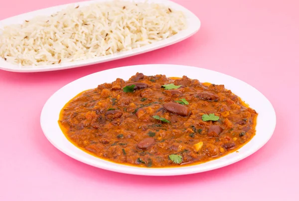 Rajma Chawal ya da Rajma Jeera Chawal (Rice), Baharatlı Kırmızı Böbrek Fasulyesi 'nden oluşan geleneksel bir Kuzey Hint yemeğidir. Jeera Rice 'la servis edilmiş.