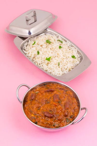Rajma Chawal ya da Rajma Jeera Chawal (Rice), Baharatlı Kırmızı Böbrek Fasulyesi 'nden oluşan geleneksel bir Kuzey Hint yemeğidir. Jeera Rice 'la servis edilmiş.