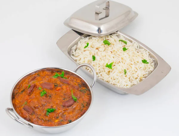 Rajma Chawal ya da Rajma Jeera Chawal (Rice), Baharatlı Kırmızı Böbrek Fasulyesi 'nden oluşan geleneksel bir Kuzey Hint yemeğidir. Jeera Rice 'la servis edilmiş.