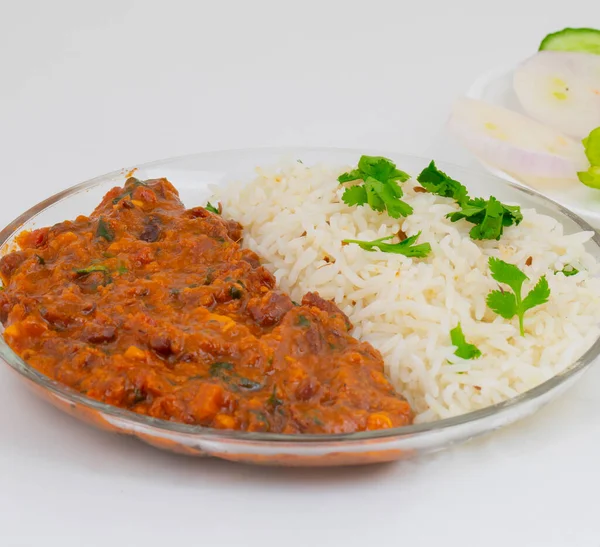 Rajma Chawal ya da Rajma Jeera Chawal (Rice), Baharatlı Kırmızı Böbrek Fasulyesi 'nden oluşan geleneksel bir Kuzey Hint yemeğidir. Jeera Rice & Yeşil Salata ile servis edilir