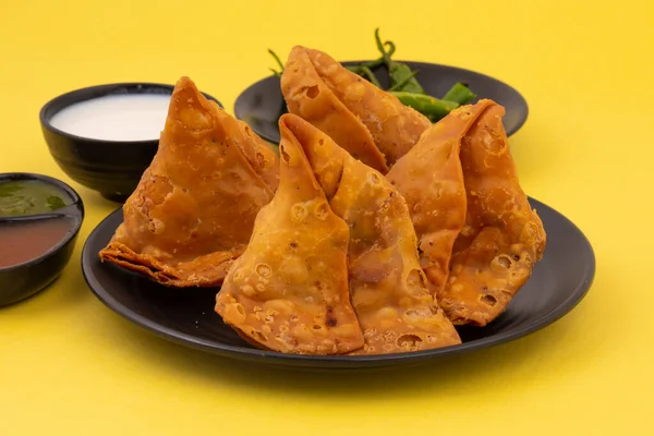 Indian Street Food Samosa Samosas Snack Crujiente Picante Forma Triángulo —  Fotos de Stock