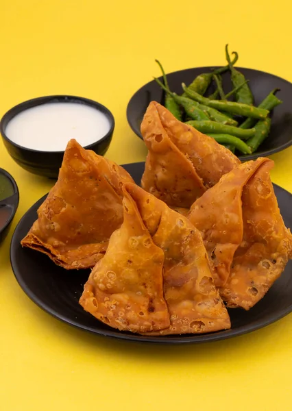 Indian Street Food Samosa Samosas Snack Crujiente Picante Forma Triángulo —  Fotos de Stock