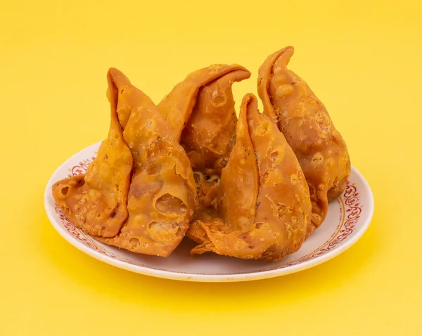 Hint Sokak Yemeği Samosa ya da Samosas, Maida & Doldurulmuş Patates, Bezelye ve Baharatların Çıtır Çıtır Çıtır Çıtır ve Baharatlı Üçgen Şekerlemesidir. Chutney, Ketçap veya Curd ile servis edilir.