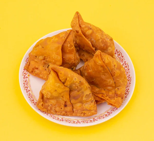 Hint Sokak Yemeği Samosa ya da Samosas, Maida & Doldurulmuş Patates, Bezelye ve Baharatların Çıtır Çıtır Çıtır Çıtır ve Baharatlı Üçgen Şekerlemesidir. Chutney, Ketçap veya Curd ile servis edilir.
