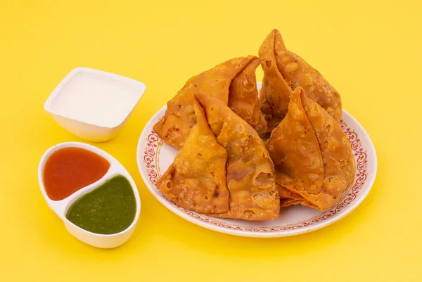 Indian Street Food Samosa Samosas Snack Crujiente Picante Forma Triángulo —  Fotos de Stock
