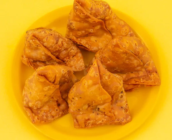 Hint Sokak Yemeği Samosa ya da Samosas, Maida & Doldurulmuş Patates, Bezelye ve Baharatların Çıtır Çıtır Çıtır Çıtır ve Baharatlı Üçgen Şekerlemesidir. Chutney, Ketçap veya Curd ile servis edilir.