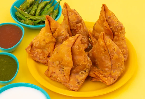 Hint Sokak Yemeği Samosa ya da Samosas, Maida & Doldurulmuş Patates, Bezelye ve Baharatların Çıtır Çıtır Çıtır Çıtır ve Baharatlı Üçgen Şekerlemesidir. Chutney, Ketçap veya Curd ile servis edilir.