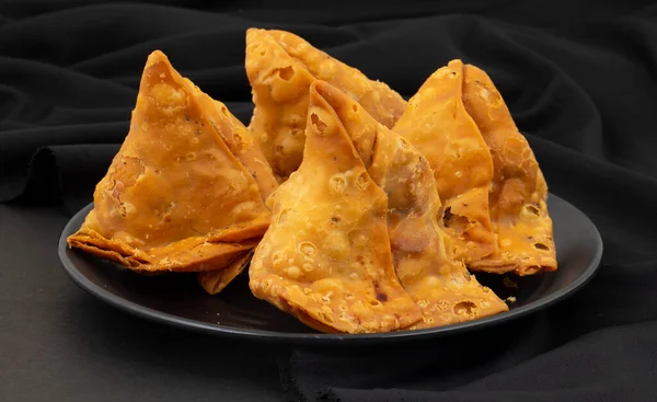 Indian Street Food Samosa Samosas Snack Crujiente Picante Forma Triángulo —  Fotos de Stock