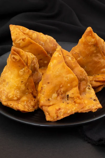 Indian Street Food Samosa Samosas Snack Crujiente Picante Forma Triángulo —  Fotos de Stock