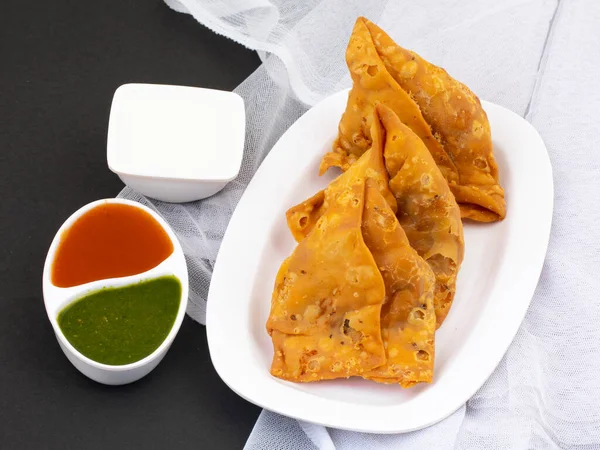 Indian Street Food Samosa Samosas Snack Crujiente Picante Forma Triángulo — Foto de Stock