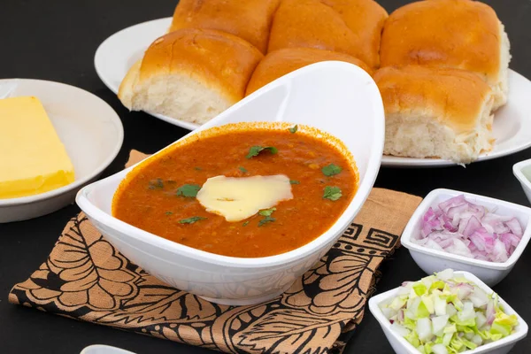 Pav Bhaji bir Hint Geleneksel Popüler Sokak Fast Food 'udur. Kalın ve baharatlı baharatlı köri yanında yumuşak ekmek rulosu ve tereyağlı çörek.
