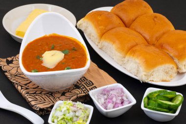 Pav Bhaji bir Hint Geleneksel Popüler Sokak Fast Food 'udur. Kalın ve baharatlı baharatlı köri yanında yumuşak ekmek rulosu ve tereyağlı çörek.