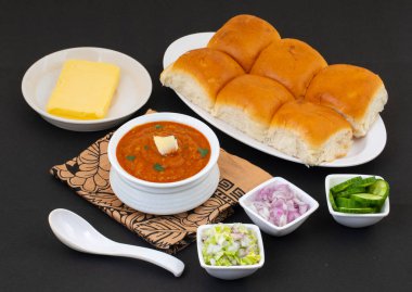 Pav Bhaji bir Hint Geleneksel Popüler Sokak Fast Food 'udur. Kalın ve baharatlı baharatlı köri yanında yumuşak ekmek rulosu ve tereyağlı çörek.
