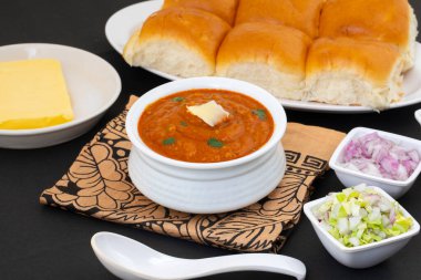 Pav Bhaji bir Hint Geleneksel Popüler Sokak Fast Food 'udur. Kalın ve baharatlı baharatlı köri yanında yumuşak ekmek rulosu ve tereyağlı çörek.