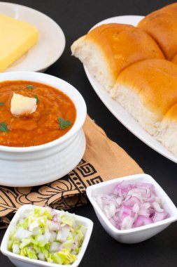 Pav Bhaji bir Hint Geleneksel Popüler Sokak Fast Food 'udur. Kalın ve baharatlı baharatlı köri yanında yumuşak ekmek rulosu ve tereyağlı çörek.