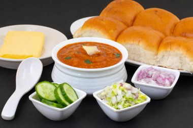 Pav Bhaji bir Hint Geleneksel Popüler Sokak Fast Food 'udur. Kalın ve baharatlı baharatlı köri yanında yumuşak ekmek rulosu ve tereyağlı çörek.