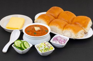 Pav Bhaji bir Hint Geleneksel Popüler Sokak Fast Food 'udur. Kalın ve baharatlı baharatlı köri yanında yumuşak ekmek rulosu ve tereyağlı çörek.