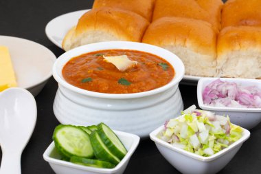 Pav Bhaji bir Hint Geleneksel Popüler Sokak Fast Food 'udur. Kalın ve baharatlı baharatlı köri yanında yumuşak ekmek rulosu ve tereyağlı çörek.
